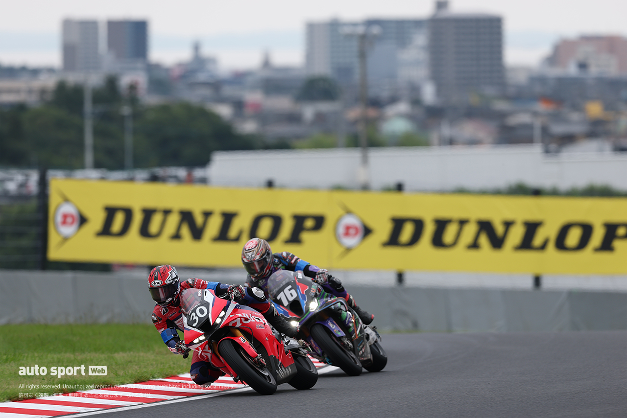 高橋巧（Honda HRC）が浦本修充（AutoRace Ube Racing Team）を抜いたシーン／2026鈴鹿8耐