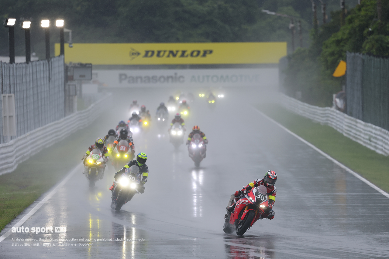 雨の中で争うトップ集団／2026鈴鹿8耐