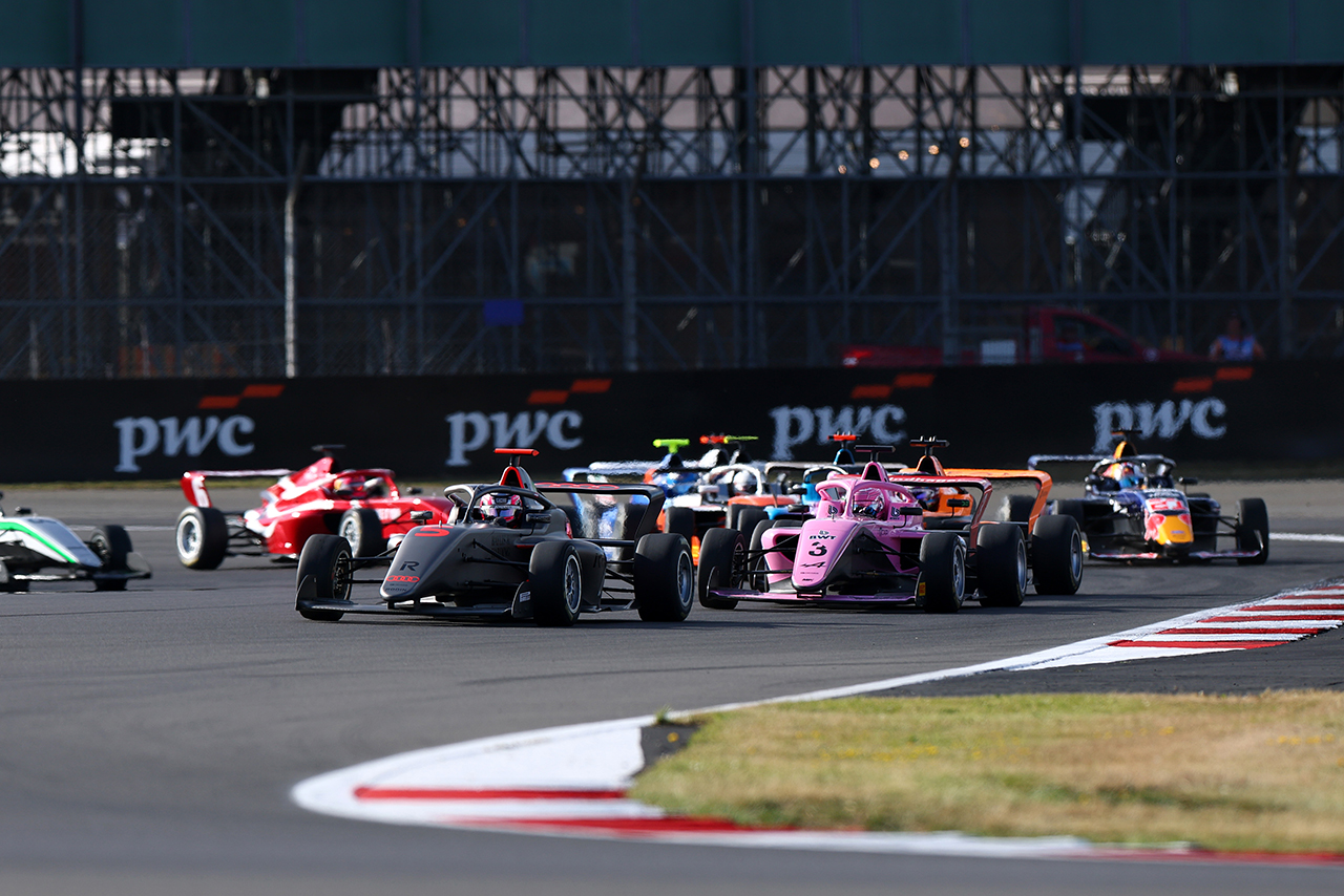 2026年F1アカデミー第3戦シルバーストン　リバースグリッドレースのスタート
