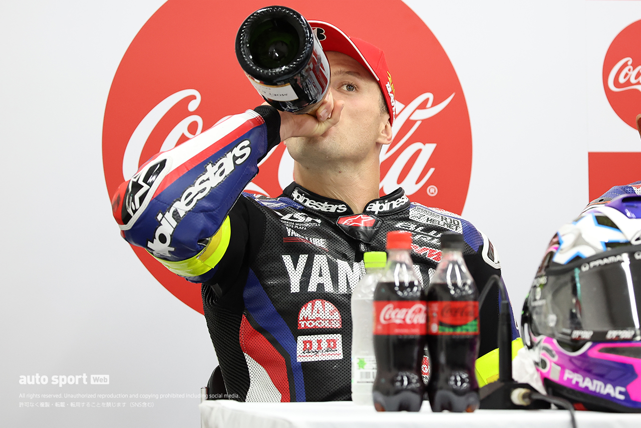 シャンパンを飲むジャック・ミラー（YAMAHA FACTORY RACING TEAM）／2026鈴鹿8耐 決勝トップ3会見