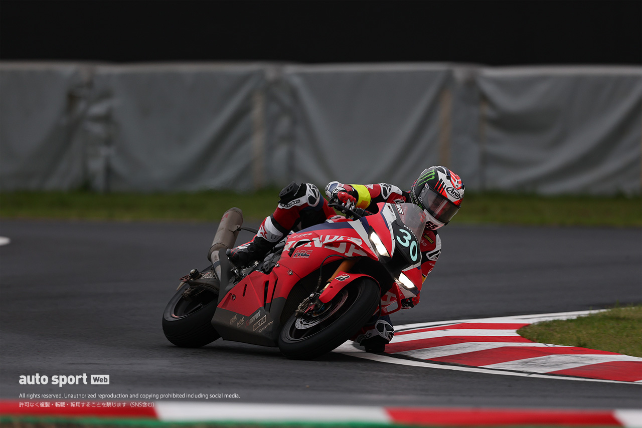 高橋巧「中須賀さんに勝ち逃げされなくてよかった」レイとの盤石リレーでHonda HRCが完勝／鈴鹿8耐