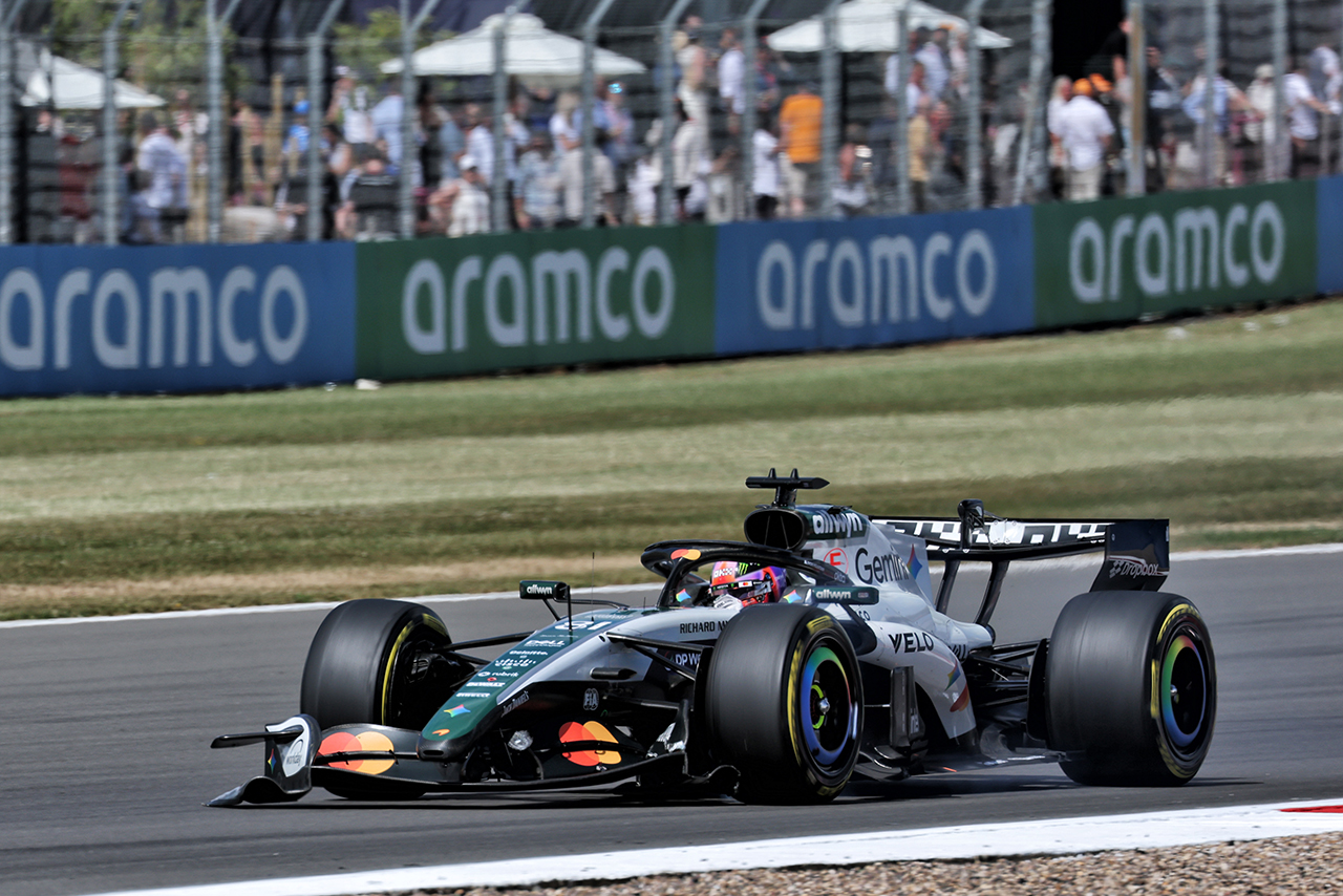 2026年F1第9戦イギリスGP　決勝序盤にフロントウイングにダメージを負ったオスカー・ピアストリ（マクラーレン）