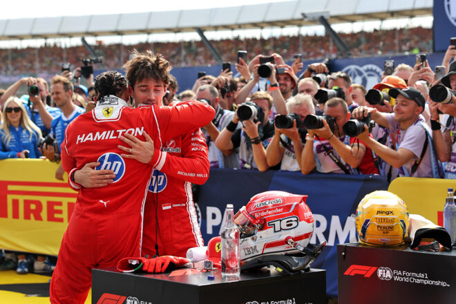 優勝を飾ったシャルル・ルクレールと3位のルイス・ハミルトン（フェラーリ）