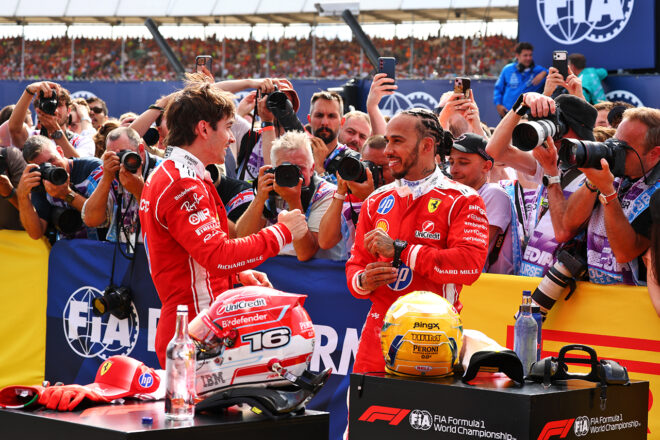 優勝を飾ったシャルル・ルクレールと3位のルイス・ハミルトン（フェラーリ）