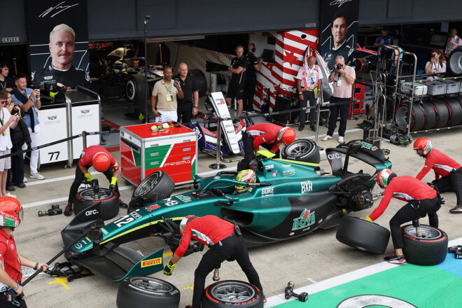 ピットレーン作業エリアとF1のガレージエリアの間にはロープパーテーションが置かれている