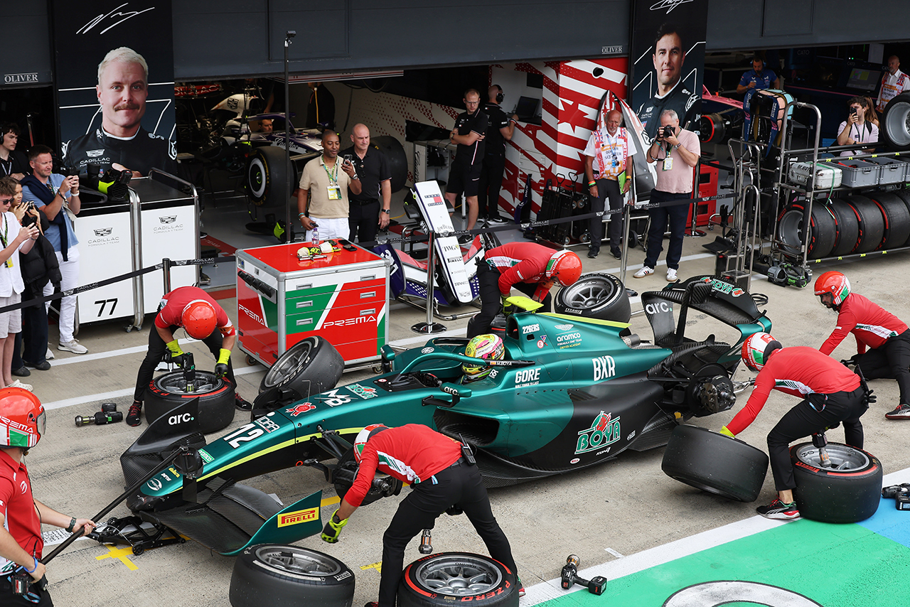 ピットレーン作業エリアとF1のガレージエリアの間にはロープパーテーションが置かれている