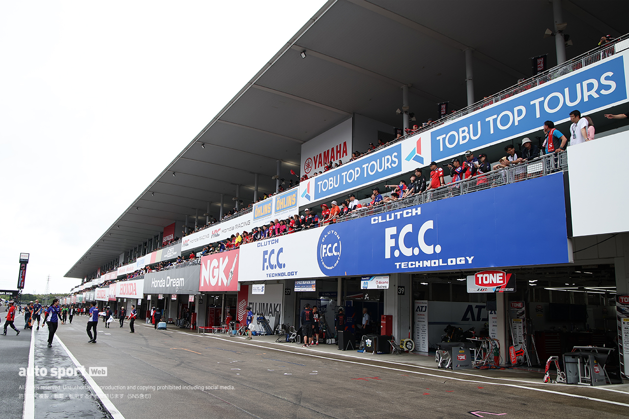 スタート進行をテラス席から見届けるファン／2026鈴鹿8耐