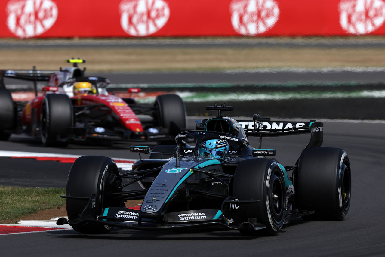 ジョージ・ラッセル（メルセデス）とルイス・ハミルトン（フェラーリ）