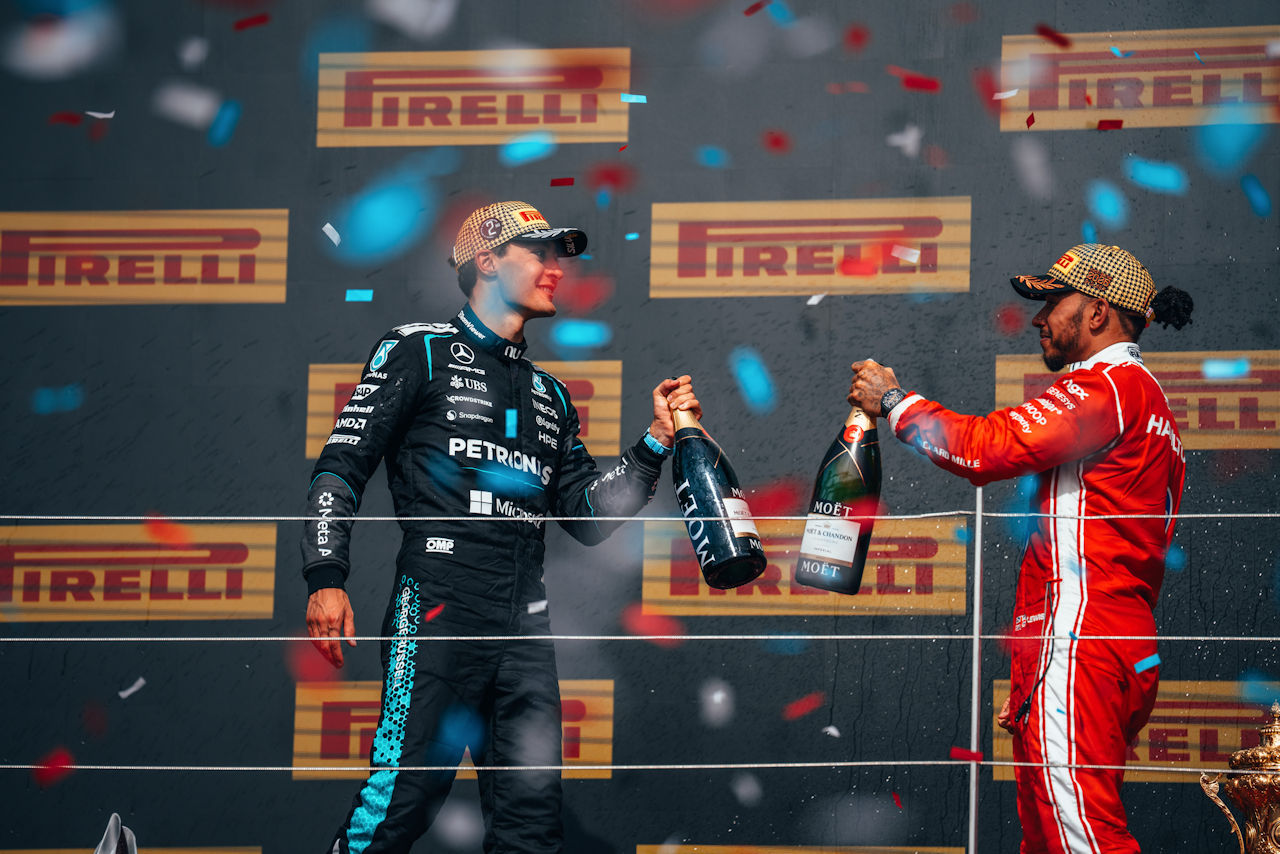 ジョージ・ラッセル（メルセデス）とルイス・ハミルトン（フェラーリ）