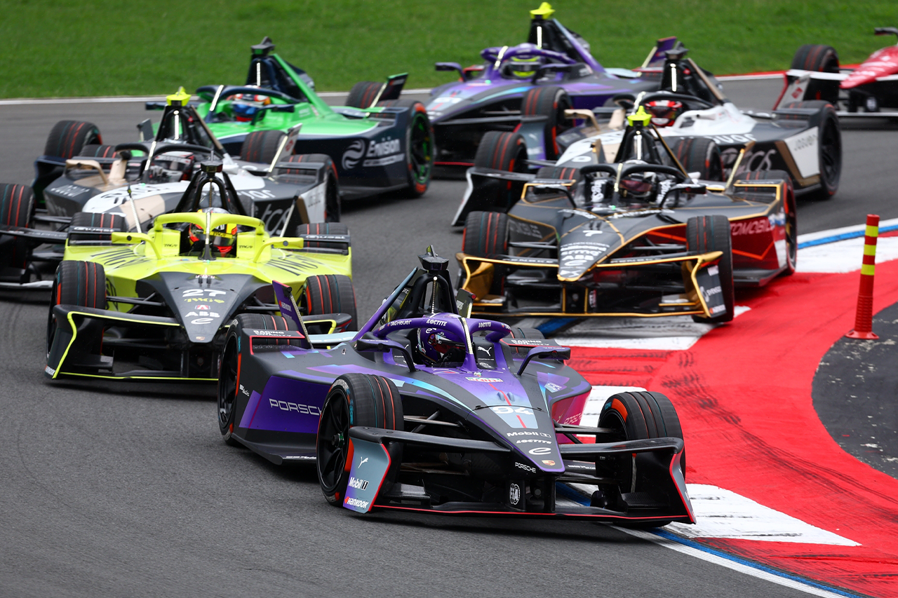 今季でFEを去るディ・グラッシがローラ・ヤマハに記念すべき初勝利をもたらす。第12戦はヴェアラインが雨の上海を制す／フォーミュラE上海