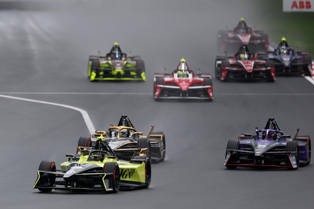 今季でFEを去るディ・グラッシがローラ・ヤマハに記念すべき初勝利をもたらす。第12戦はヴェアラインが雨の上海を制す／フォーミュラE上海