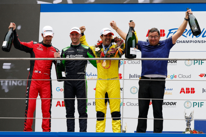 今季でFEを去るディ・グラッシがローラ・ヤマハに記念すべき初勝利をもたらす。第12戦はヴェアラインが雨の上海を制す／フォーミュラE上海