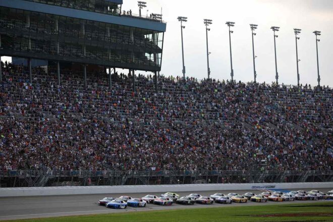 約7年ぶり開催シカゴランドで、手負いの僚友を退けたチェイス・ブリスコが今季初優勝／NASCAR第19戦