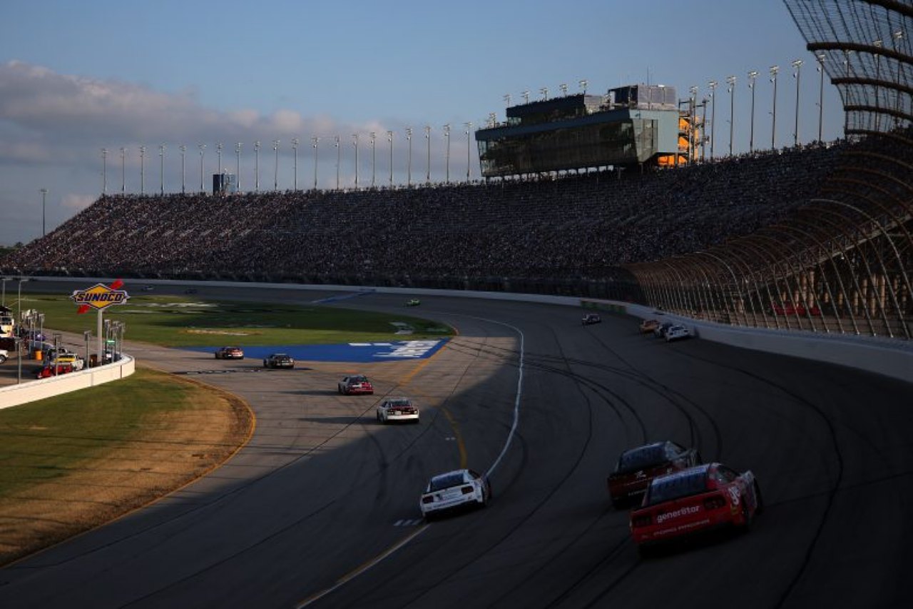 約7年ぶり開催シカゴランドで、手負いの僚友を退けたチェイス・ブリスコが今季初優勝／NASCAR第19戦