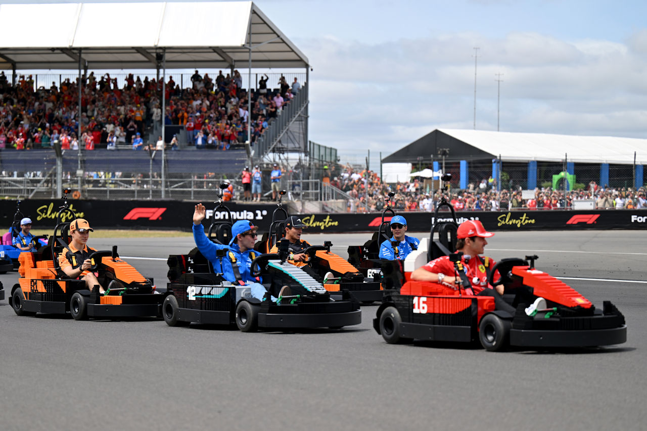 F1ドライバーたちによるレゴカートレース
