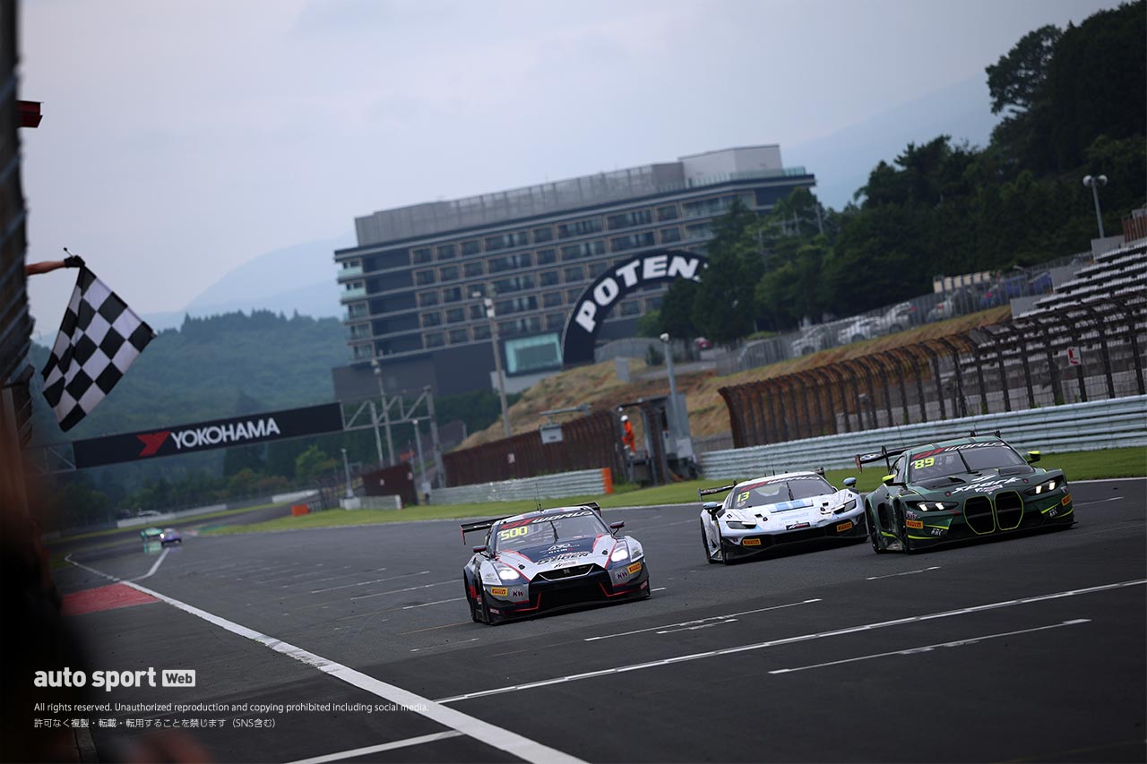 GTWCアジア第3ラウンド富士のレース2はウェイ／ハインリッヒ組ポルシェが制す。青木／三宅組GT-Rは僅差の4位もクラス優勝