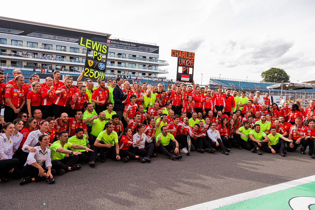 2026年F1第9戦イギリスGP　シャルル・ルクレールの優勝とルイス・ハミルトンの3位表彰台を祝うフェラーリ陣営