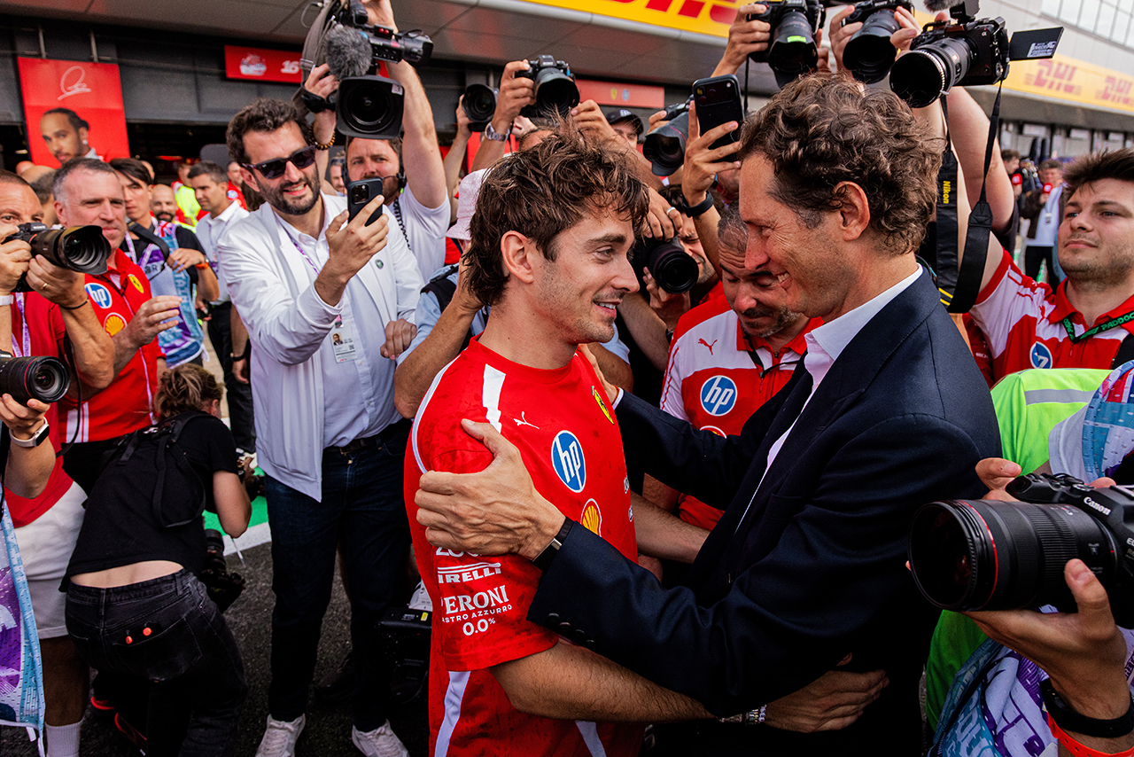 シャルル・ルクレール（フェラーリ）とジョン・エルカーン（フィアット・クライスラー・オートモービルズ会長）