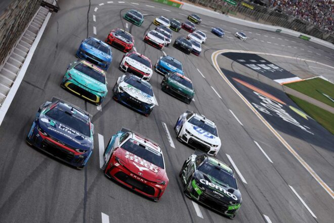 決勝263周中171周をリードする圧巻の走り。ライアン・ブレイニーが粘走の今季2勝目／NASCAR第20戦