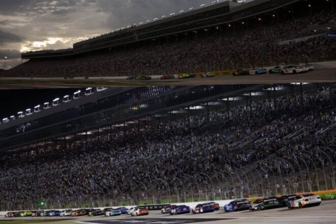 決勝263周中171周をリードする圧巻の走り。ライアン・ブレイニーが粘走の今季2勝目／NASCAR第20戦