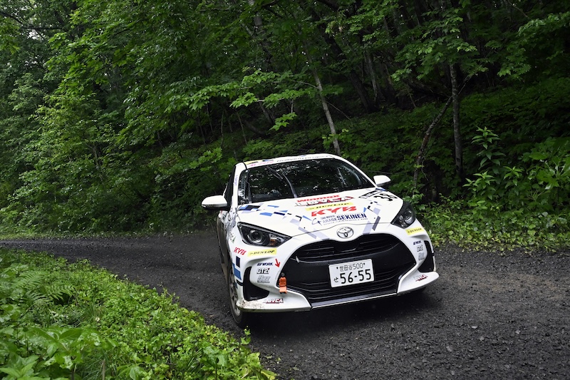 鎌田卓麻が3年ぶりの優勝飾る。雨のカムイで新井大輝の猛追退け、ランキング首位浮上／全日本ラリー第5戦