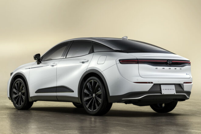 クラウン・クロスオーバーの改良新型が2026年9月に発売へ。トヨタ、デザインを先行公開