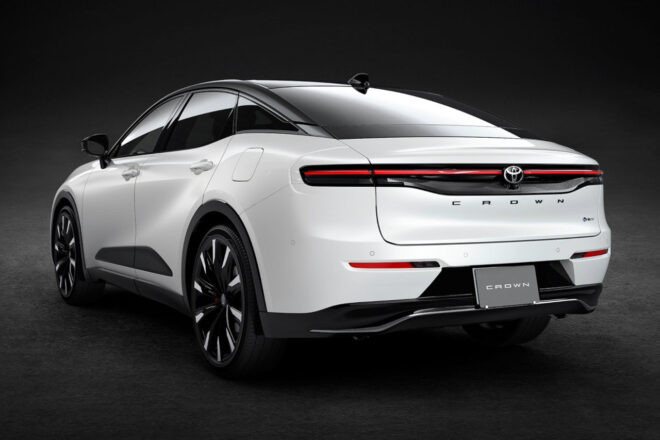 クラウン・クロスオーバーの改良新型が2026年9月に発売へ。トヨタ、デザインを先行公開