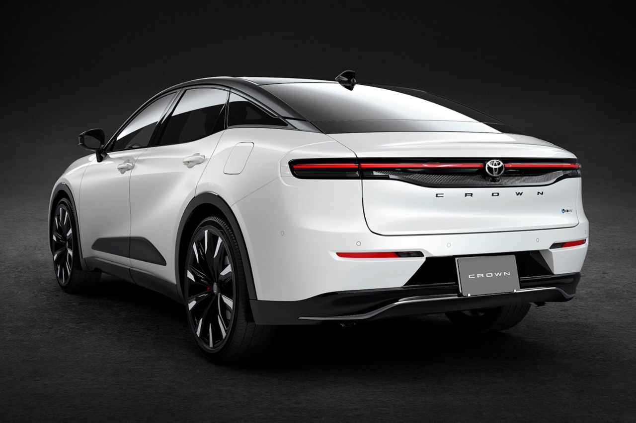 クラウン・クロスオーバーの改良新型が2026年9月に発売へ。トヨタ、デザインを先行公開