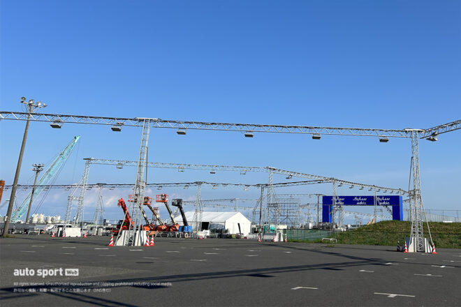 初のナイトレースへ向け照明設備が登場。フォーミュラE東京E-Prixのコース設営がビッグサイト周辺で進行中
