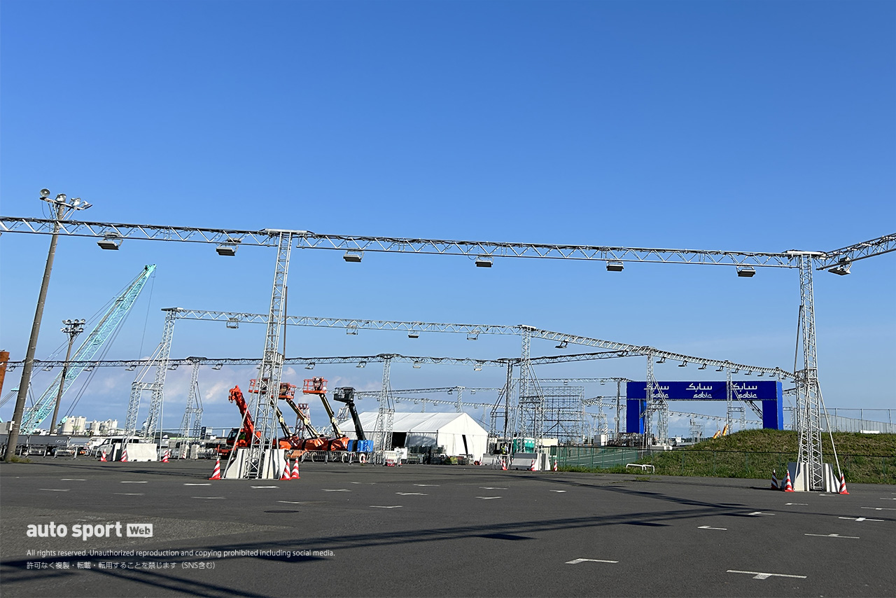 初のナイトレースへ向け照明設備が登場。フォーミュラE東京E-Prixのコース設営がビッグサイト周辺で進行中