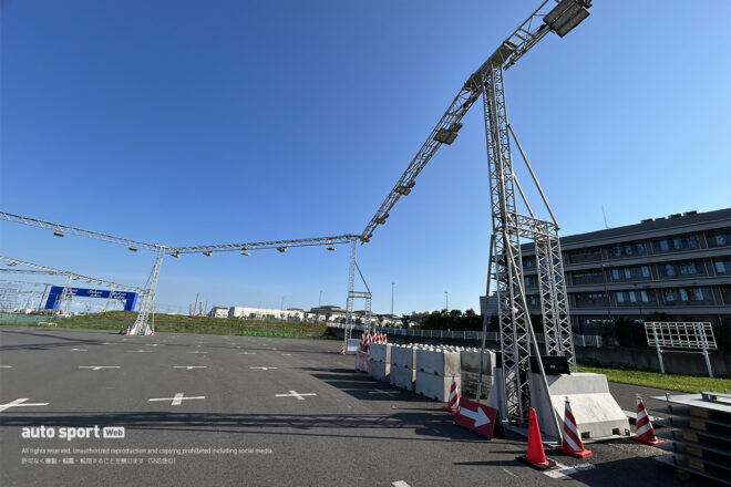 初のナイトレースへ向け照明設備が登場。フォーミュラE東京E-Prixのコース設営がビッグサイト周辺で進行中