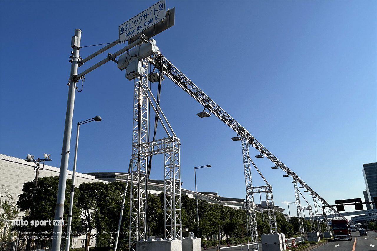 初のナイトレースへ向け照明設備が登場。フォーミュラE東京E-Prixのコース設営がビッグサイト周辺で進行中
