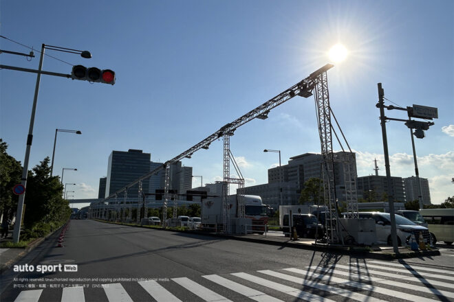 初のナイトレースへ向け照明設備が登場。フォーミュラE東京E-Prixのコース設営がビッグサイト周辺で進行中