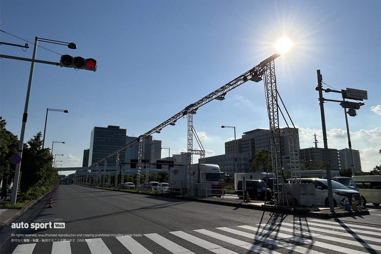 初のナイトレースへ向け照明設備が登場。フォーミュラE東京E-Prixのコース設営がビッグサイト周辺で進行中