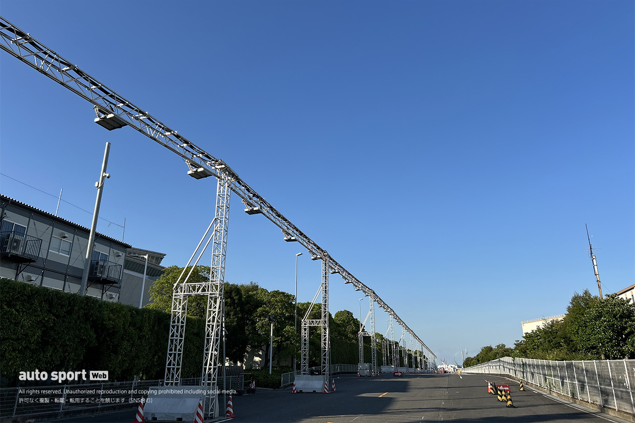初のナイトレースへ向け照明設備が登場。フォーミュラE東京E-Prixのコース設営がビッグサイト周辺で進行中