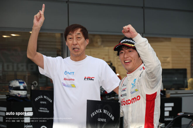 優勝を喜ぶ村岡潔プリンシパルと太田格之進（DOCOMO TEAM DANDELION RACING）