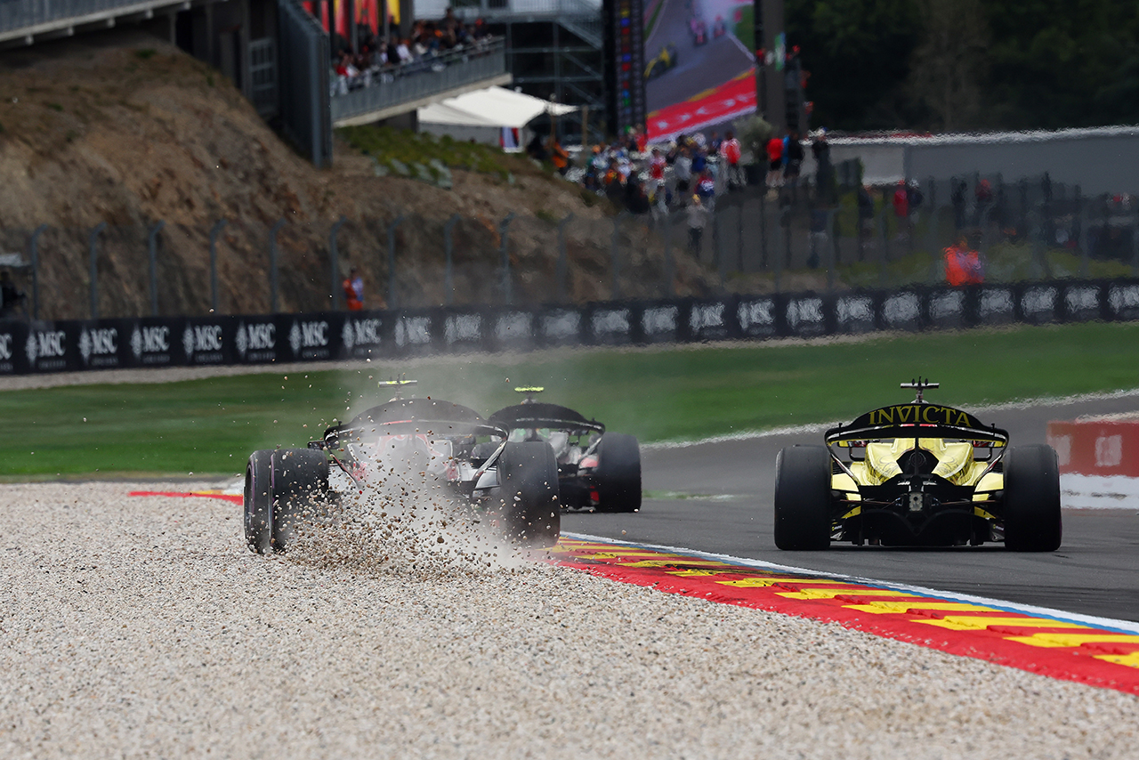 2026年FIA F2第8戦フィーチャーレースでのラファエル・カマラ（インビクタ・レーシング／フェラーリ育成）とニコラ・ツォロフ（カンポス・レーシング／レッドブル育成）の攻防