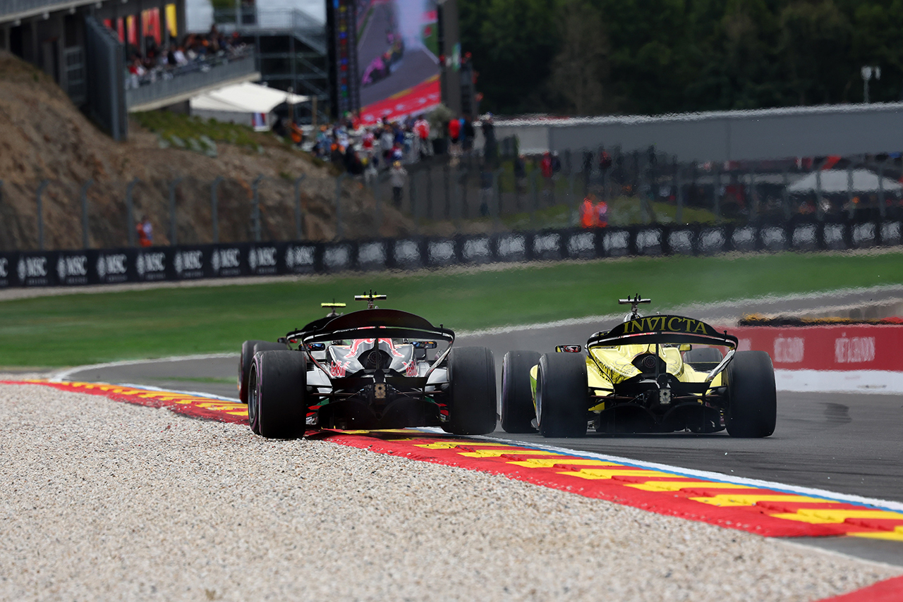 2026年FIA F2第8戦フィーチャーレースでのラファエル・カマラ（インビクタ・レーシング／フェラーリ育成）とニコラ・ツォロフ（カンポス・レーシング／レッドブル育成）の攻防