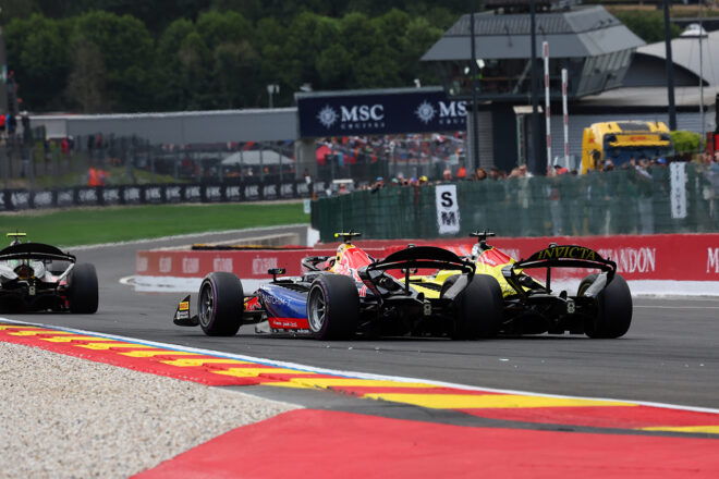 2026年FIA F2第8戦フィーチャーレースでのラファエル・カマラ（インビクタ・レーシング／フェラーリ育成）とニコラ・ツォロフ（カンポス・レーシング／レッドブル育成）の攻防