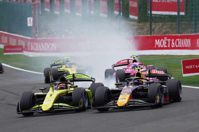 2026年FIA F2第8戦フィーチャーレースでのラファエル・カマラ（インビクタ・レーシング／フェラーリ育成）とニコラ・ツォロフ（カンポス・レーシング／レッドブル育成）の攻防