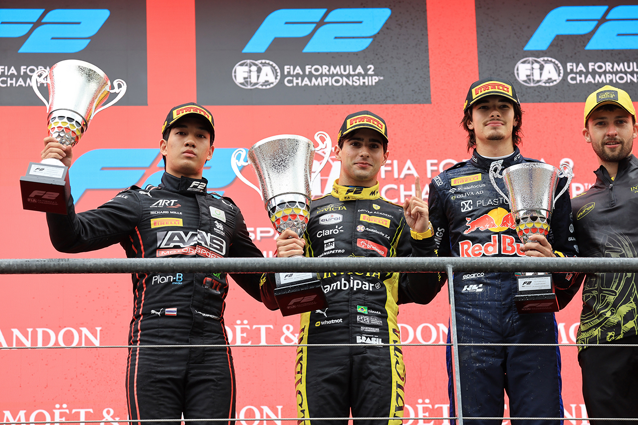 2026年FIA F2第8戦スパ・フランコルシャン　フィーチャーレース表彰式／優勝はラファエル・カマラ（インビクタ・レーシング／フェラーリ育成）