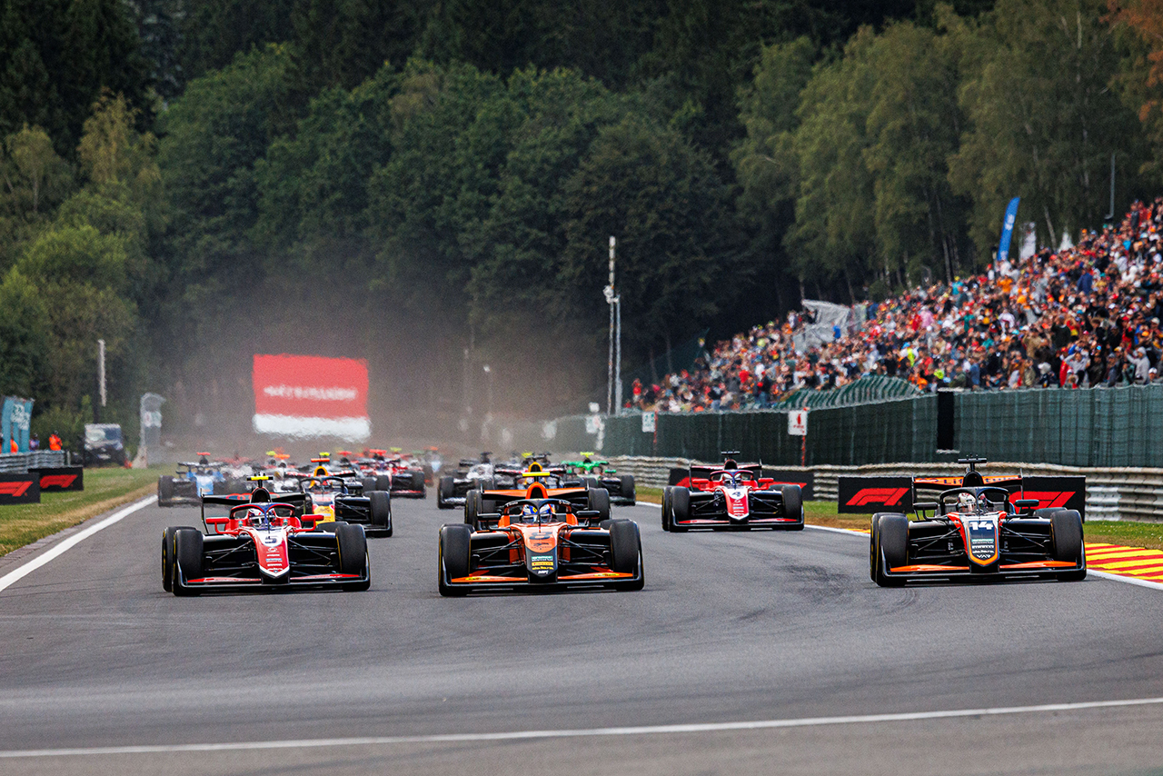 2026年FIA F3第6戦スパ・フランコルシャン フィーチャーレース／3ワイドの争いのなか、アウト側の山越陽悠（VAR）が首位に浮上