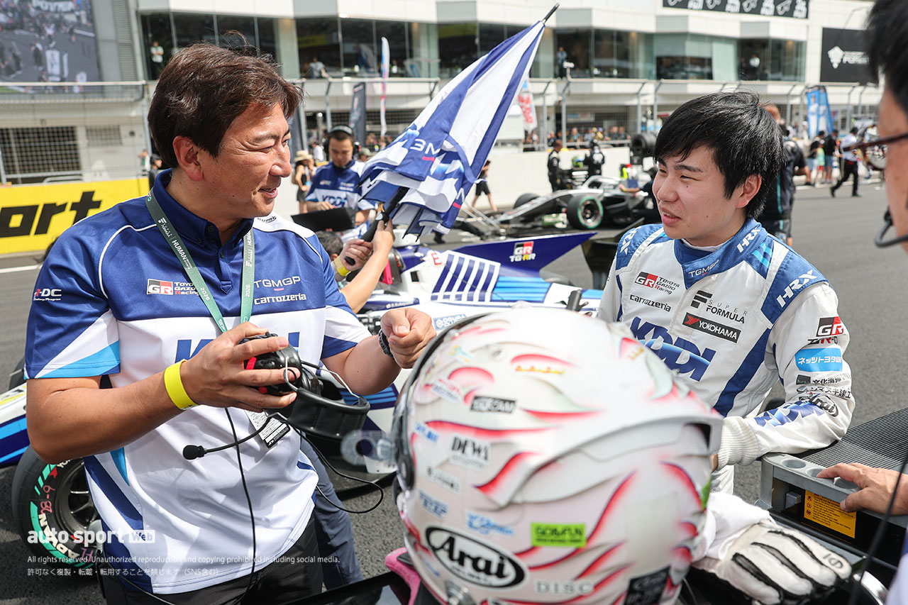 片岡龍也監督と小林利徠斗（KDDI TGMGP TGR-DC）