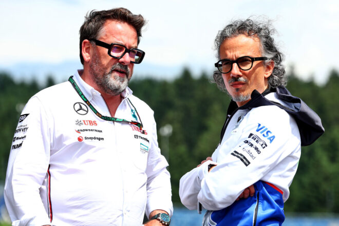 メルセデスのドライバー育成プログラム責任者のグウェン・ラグリュとローラン・メキース（当時レーシングブルズ代表、現レッドブル代表）