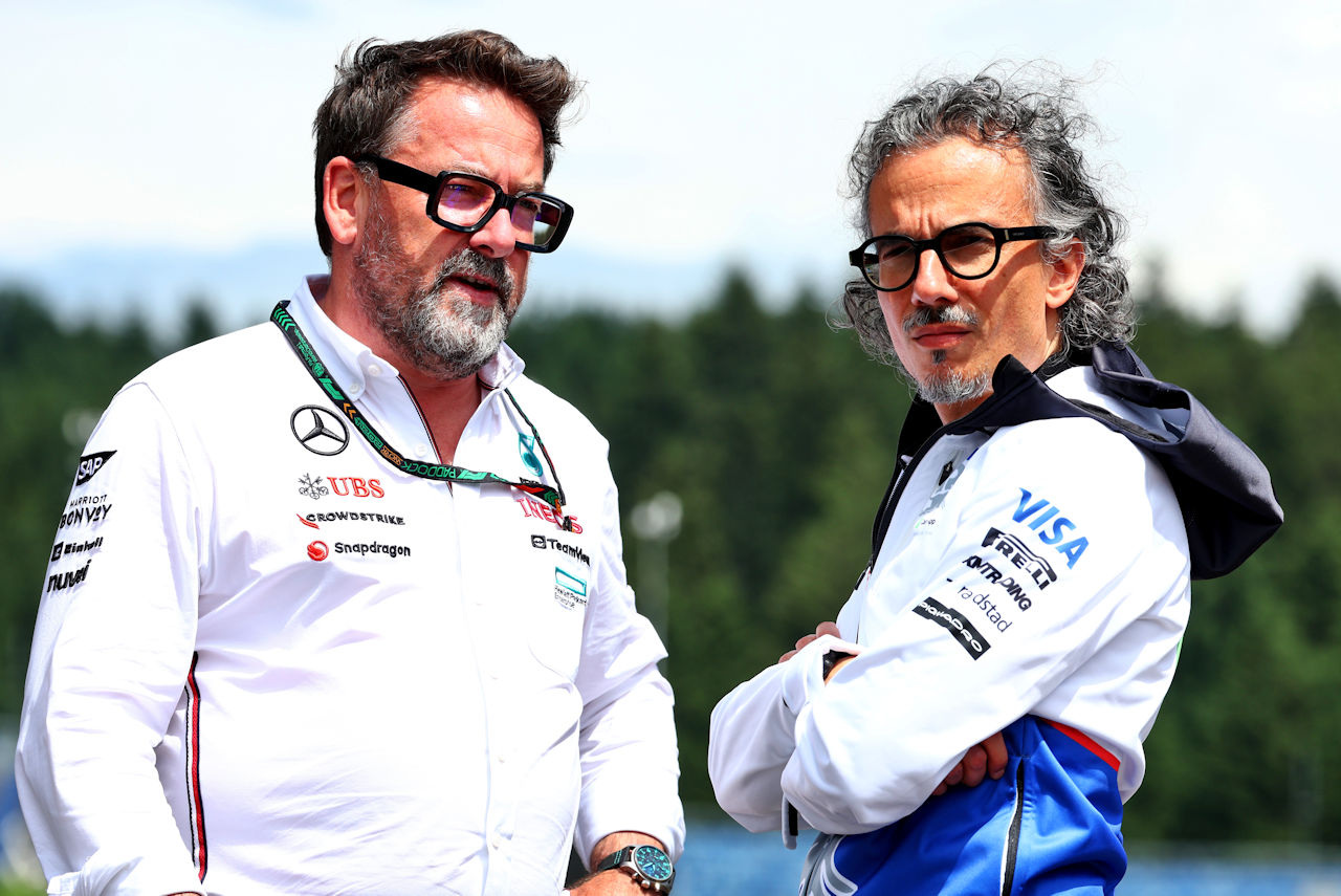 メルセデスのドライバー育成プログラム責任者のグウェン・ラグリュとローラン・メキース（当時レーシングブルズ代表、現レッドブル代表）
