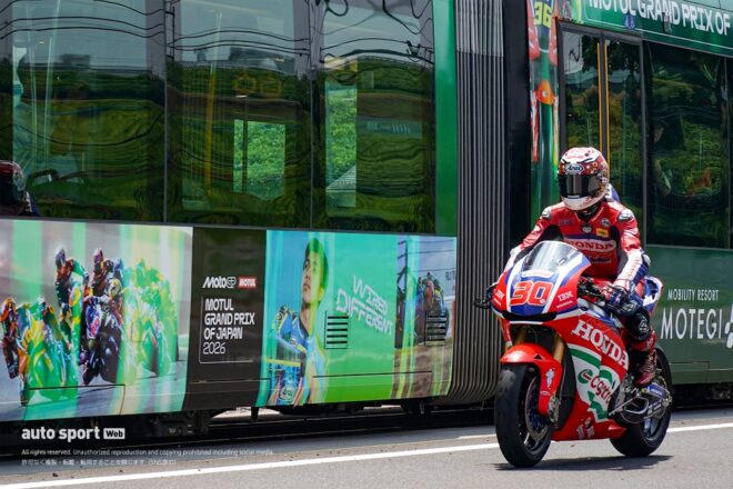 中上貴晶、RC213V-Sと路面電車で公道コラボ走行。日本GPで活躍予定の路面電車にはMotoGP特別ラッピング