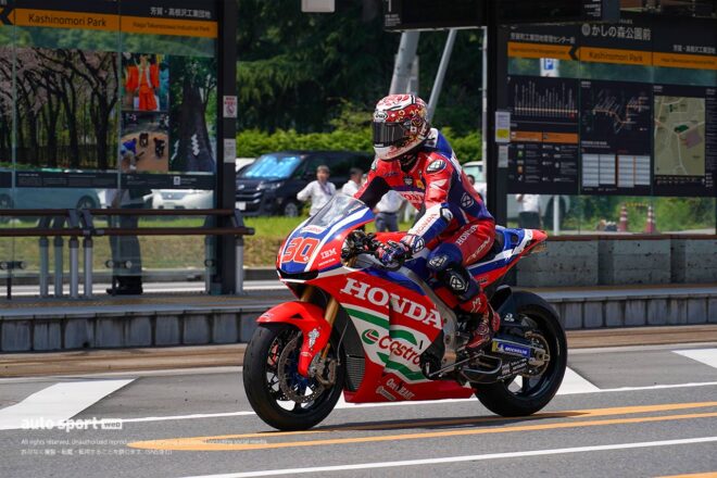 中上貴晶、RC213V-Sと路面電車で公道コラボ走行。日本GPで活躍予定の路面電車にはMotoGP特別ラッピング