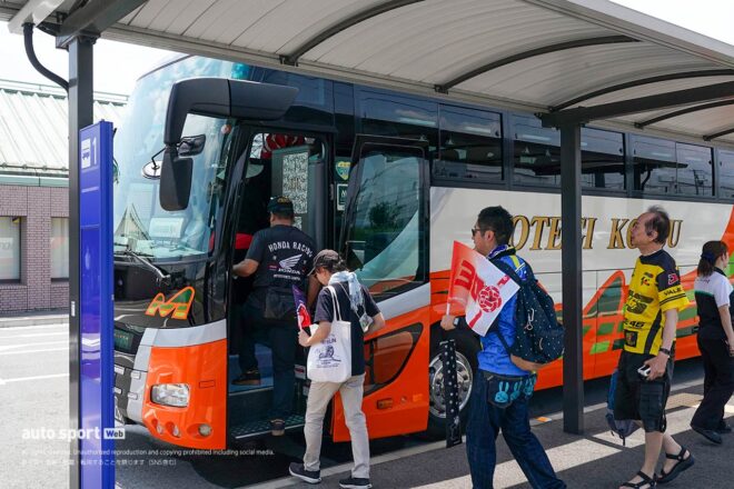 中上貴晶、RC213V-Sと路面電車で公道コラボ走行。日本GPで活躍予定の路面電車にはMotoGP特別ラッピング