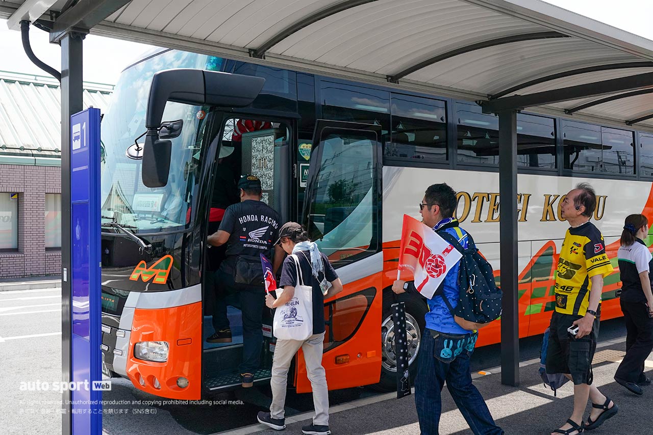 中上貴晶、RC213V-Sと路面電車で公道コラボ走行。日本GPで活躍予定の路面電車にはMotoGP特別ラッピング