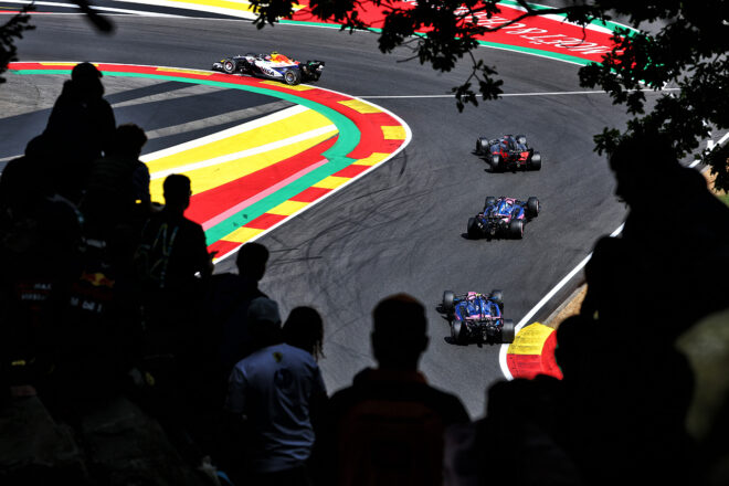2026年F1第10戦ベルギーGP　ターン18〜19で観戦するファンたち